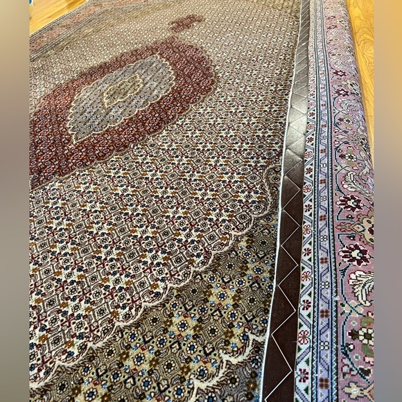 Hand knitted Persian Area Rug - Picture 4 of 7